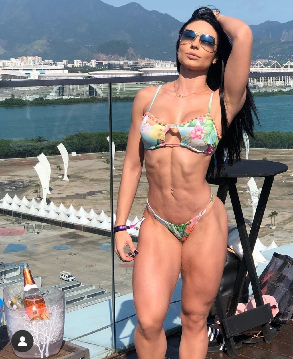 Danny Mancinni sentando em consolo&nbsp;gigante