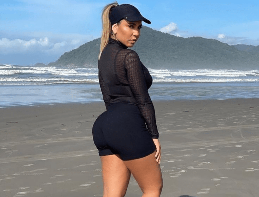 Mulher Melão tocando&nbsp;siririca