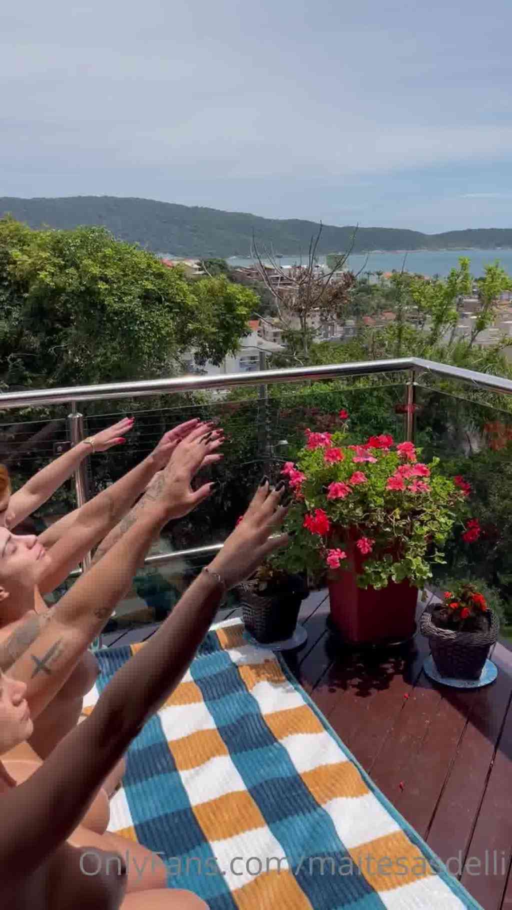Monique Bertolini “meditando” com as&nbsp;amigas”