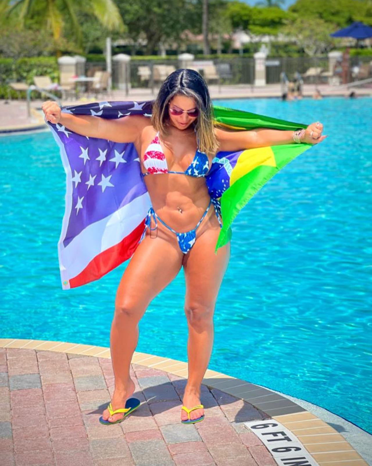 Mulher Jaca passando pirulito na buceta