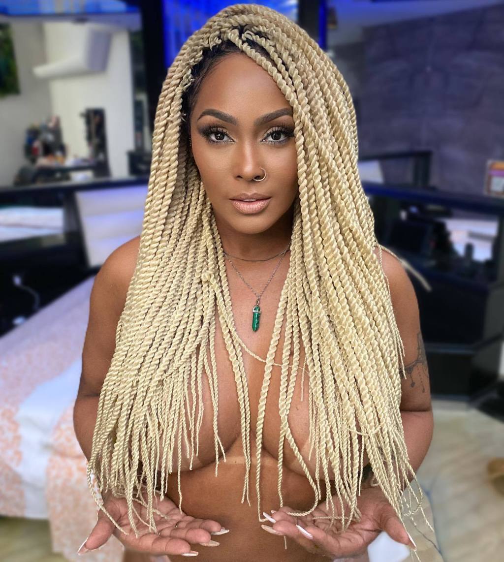 Rosiane Pinheiro nua fazendo um&nbsp;cafezinho