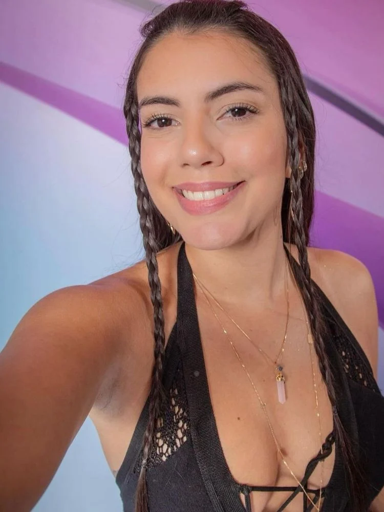 Fernanda Bande no banho e desfilando de shortinho no BBB24