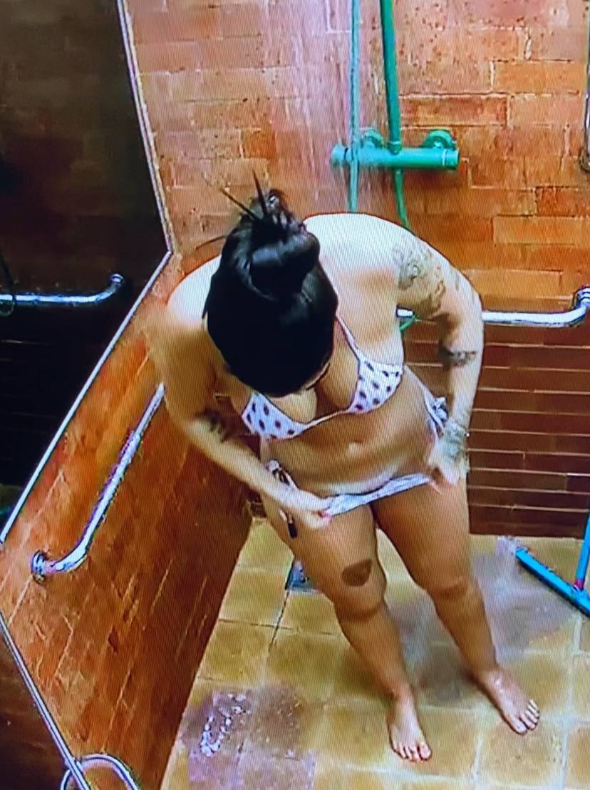 Giovanna tomando banho no BBB24 e pagando&nbsp;pepeka
