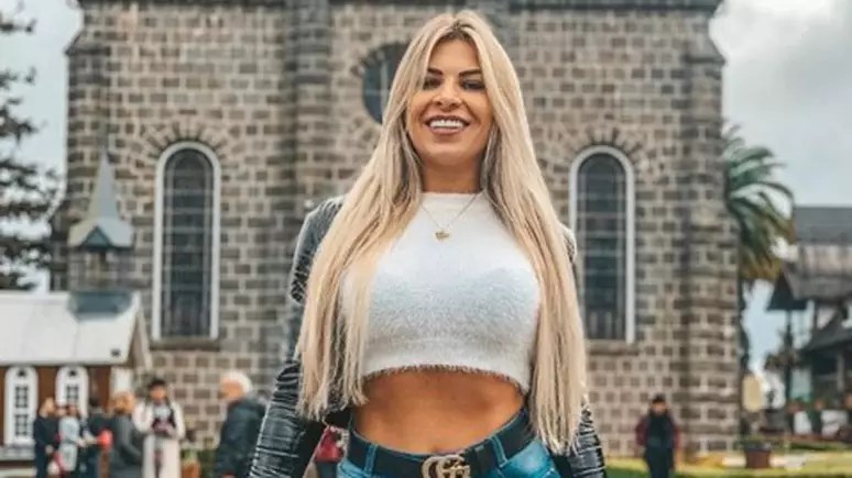 Maikelly mamando e mtentedo dentro do carro e levando gozada na boca – 7&nbsp;minutos