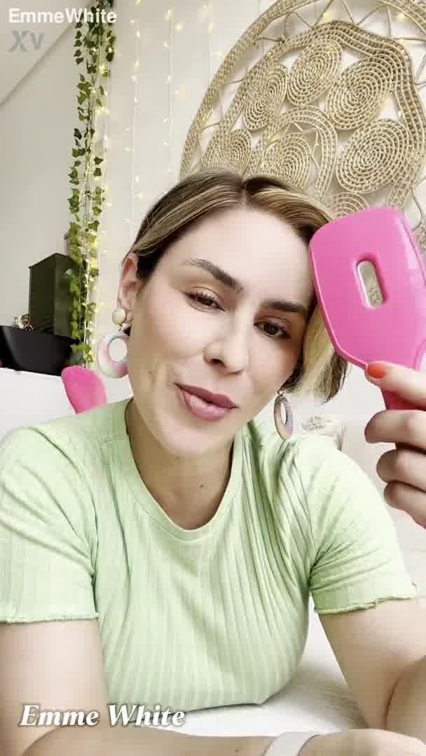 Emme White Quando bate o tesão, vai até a escova de cabelo!