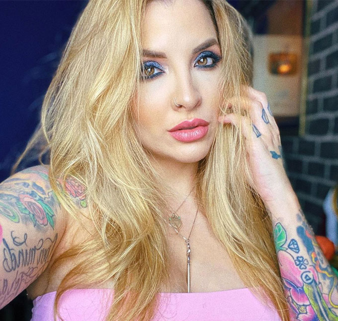 Ex-BBB Clara Aguilar finalmente levando&nbsp;rola