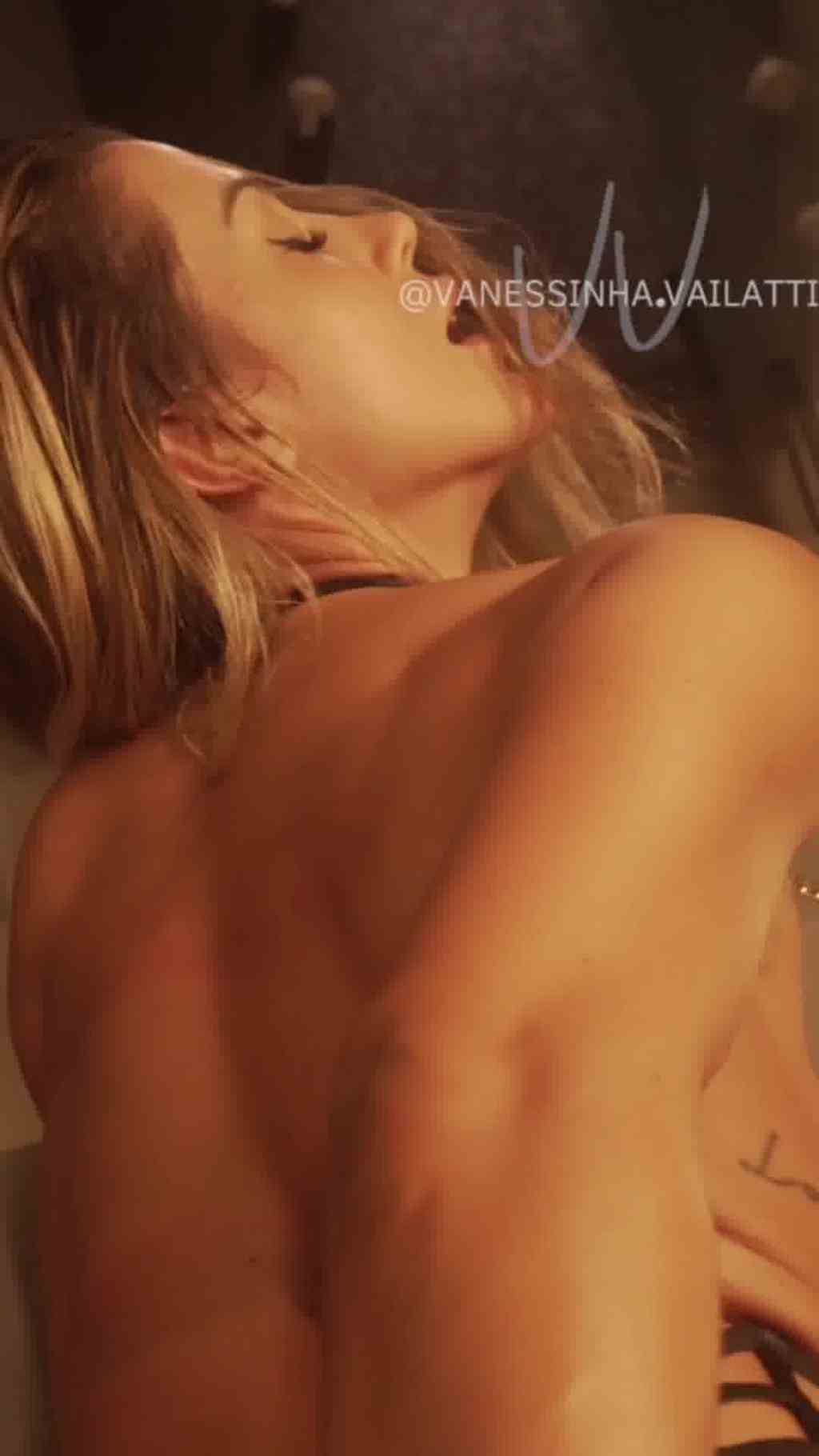 Vanessinha Vailatti enfiando pinto de borracha no&nbsp;cu