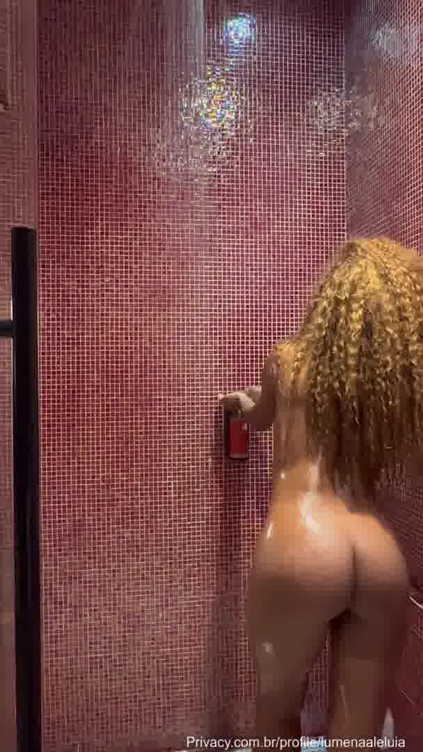 Lumena tomando banho e lavando o&nbsp;rabo