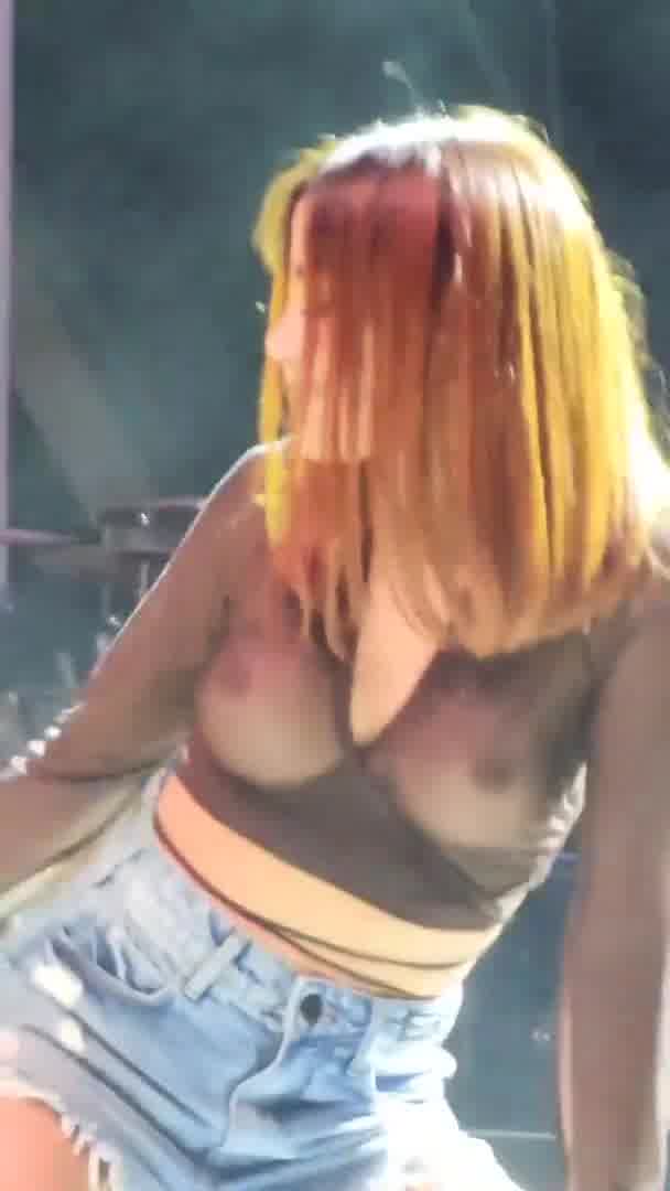 Anitta com blusa transparente e seios a&nbsp;mostra