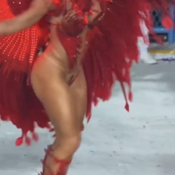 Tapa-sexo de Virginia descola no desfile da Grande Rio e ela mostra demais